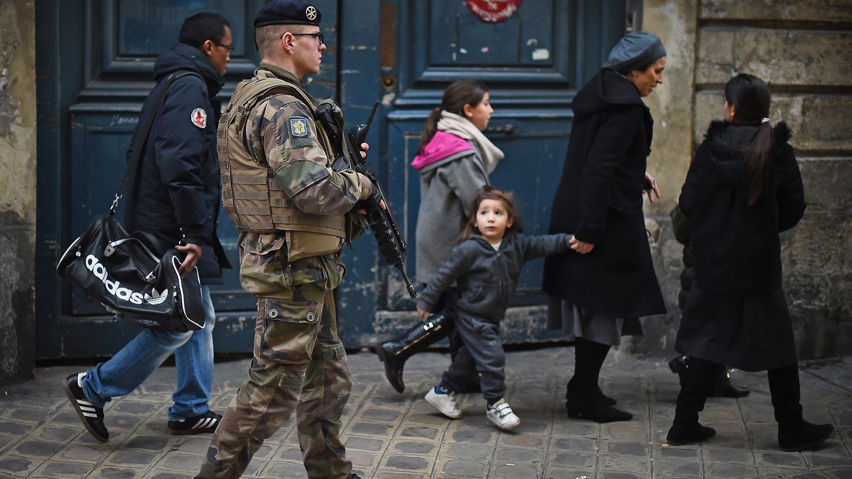 Un soldado, a las puertas de un colegio judío de Le Marais.