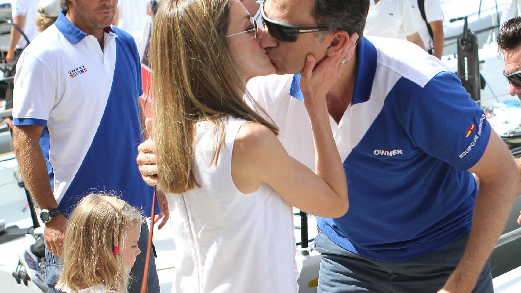 Doña Letizia besa al Rey en el Naútico de Palma