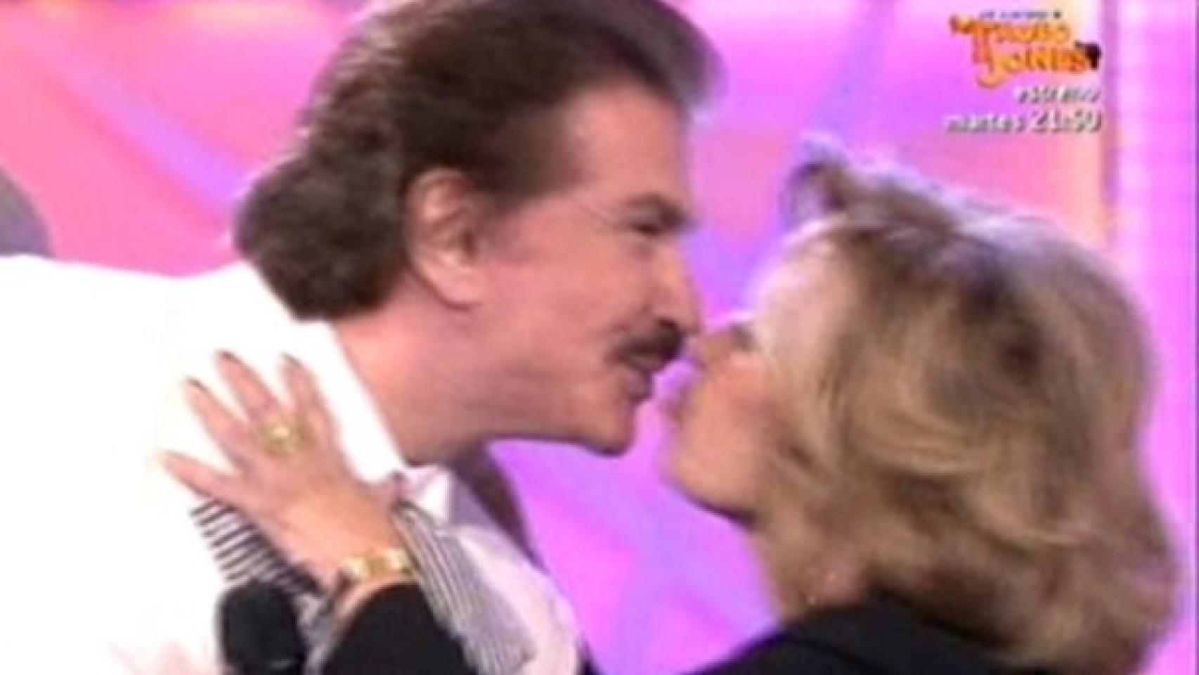 Teresa Campos besa a Bigote Arrocet en su programa
