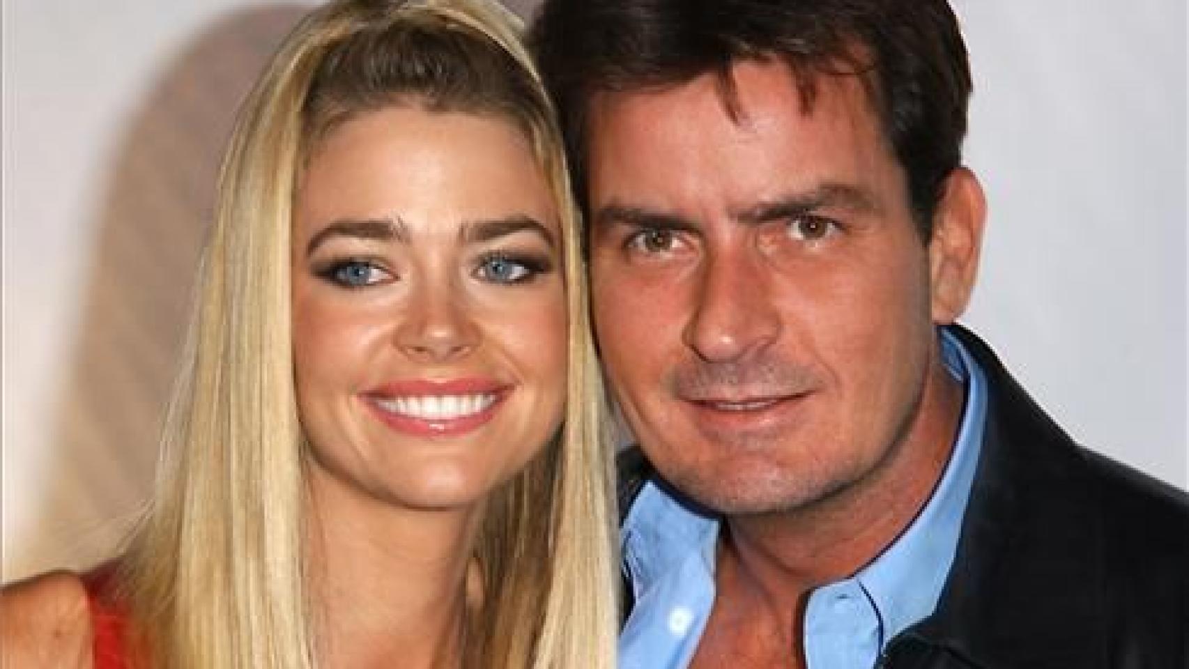 Denise Richards, junto a Charlie Sheen