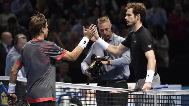 Ferrer saluda a Murray tras su partido.