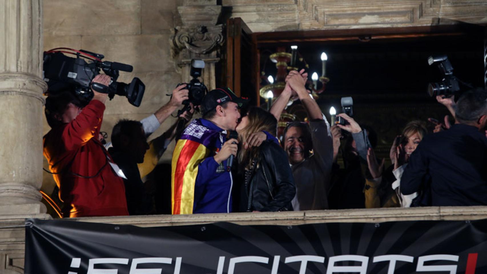 Jorge Lorenzo besa a Núria de Tomás en el Consulado del Mar