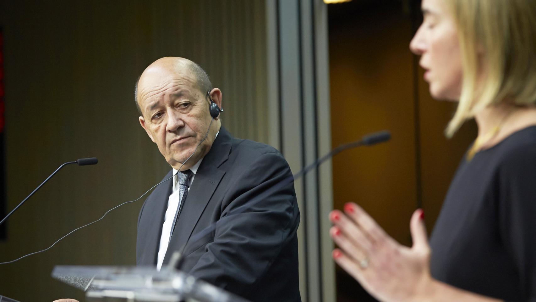 El ministro francés de Defensa y la jefa de la diplomacia europea, Federica Mogherini.