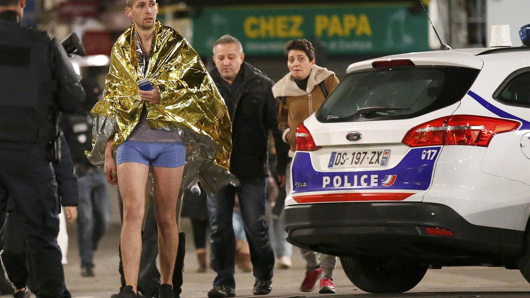 Vecinos evacuados en Saint Denis.