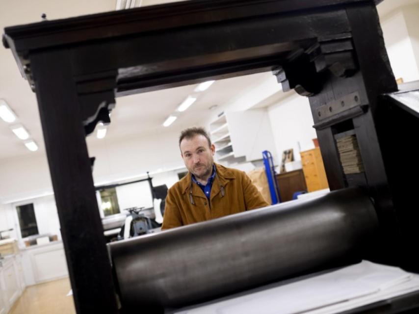 El artista en el taller de estampación de la Calcografía Nacional.