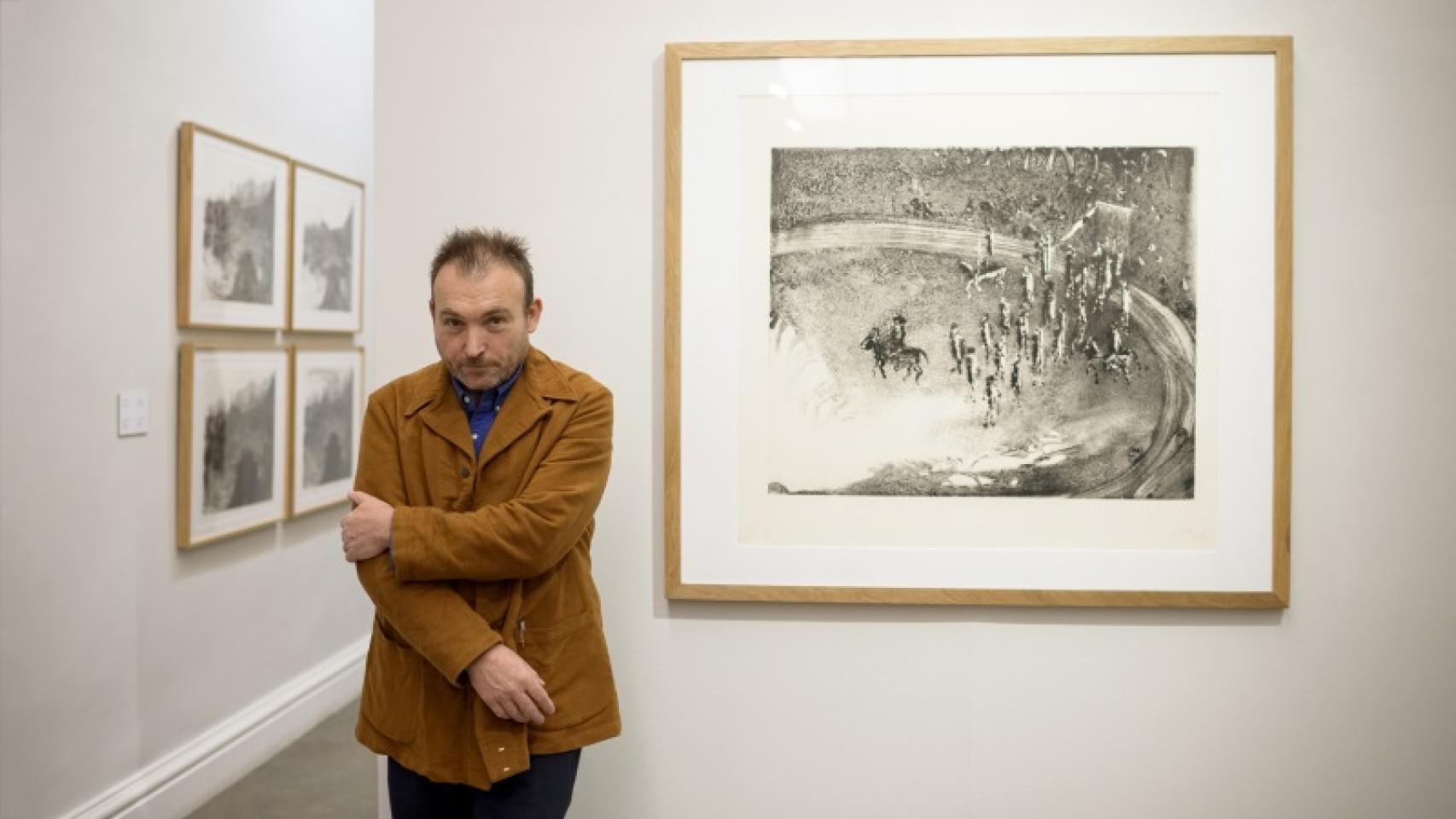 El artista mallorquín junto a uno de sus grabados taurinos.