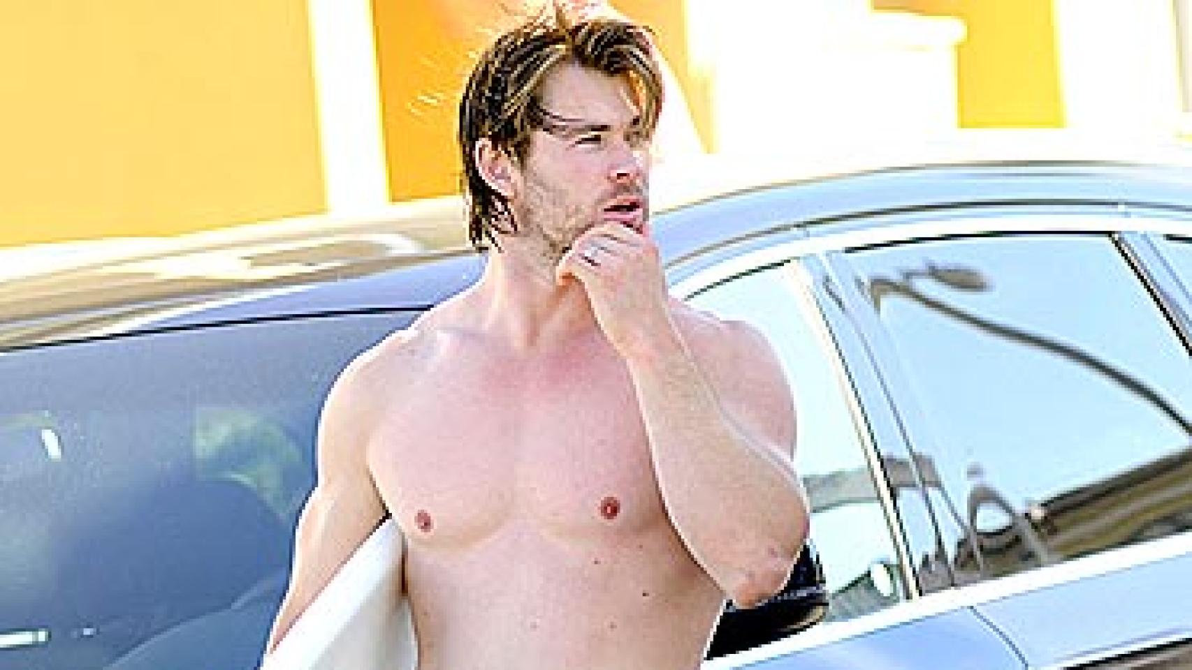 Chris Hemsworth practica surf para mantenerse en forma