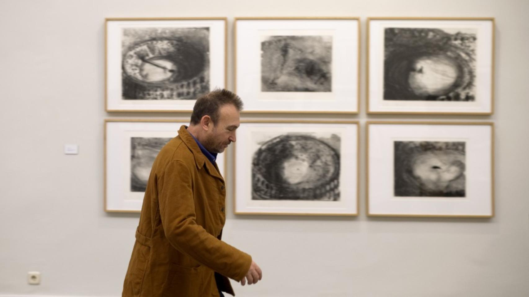 Paseando por la exposición sobre sus grabados.