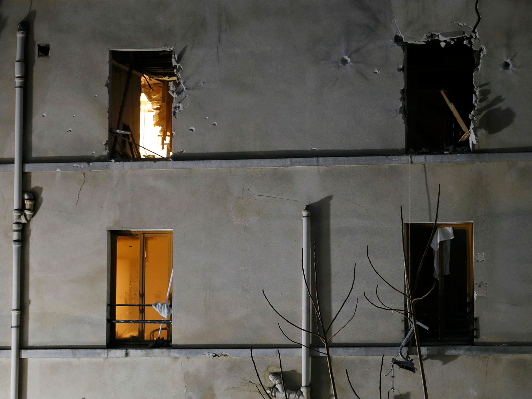 Fachada del edificio tras la operación policial.