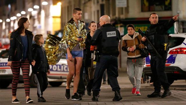 Vecinos son desalojados de la Rue République en Saint-Denis.