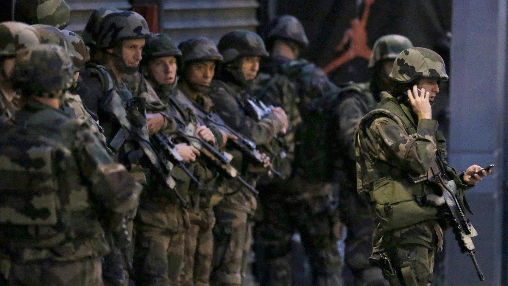 Soldados se encargaron de controlar el perímetro de seguridad.