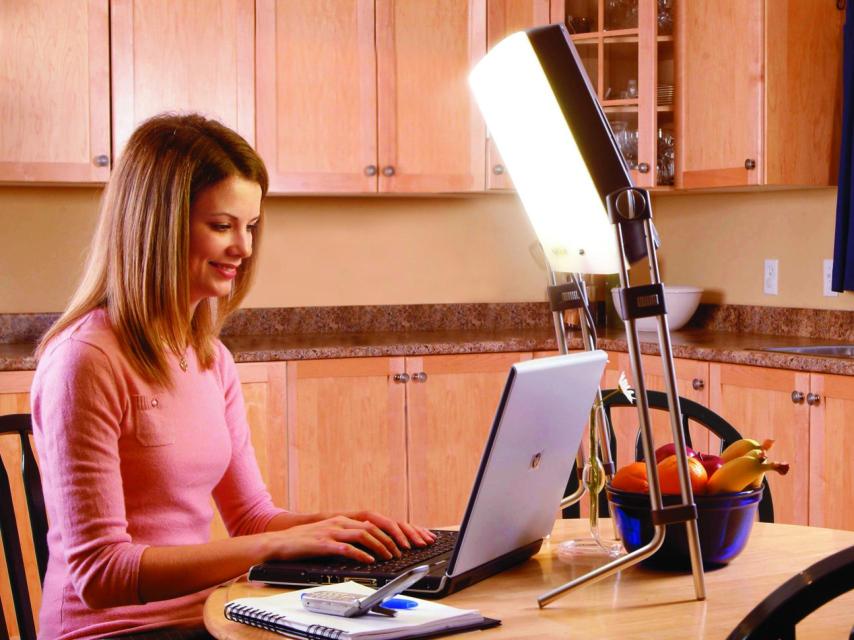 Una mujer recibe luminoterapia