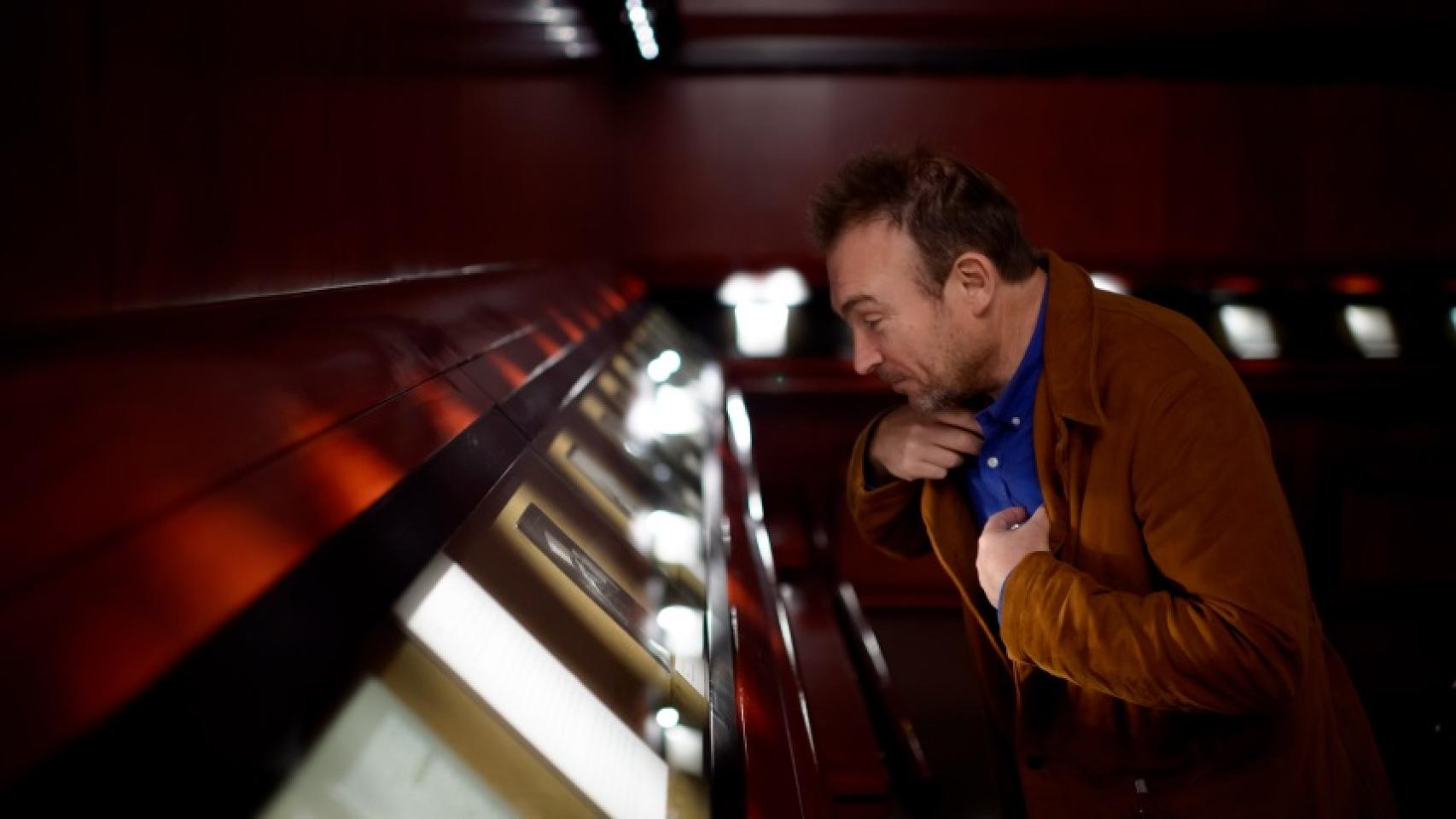 Miquel Barceló contempla las planchas de los Desastres de Goya.