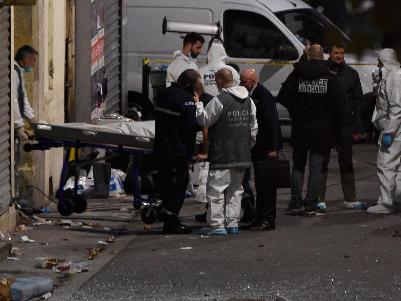 La policía saca el cuerpo de uno de los terroristas.