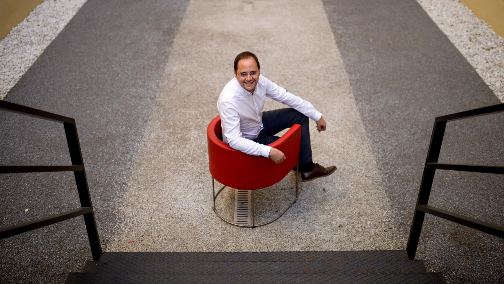 Luena, este miércoles en el desangelado patio de la sede federal del PSOE.