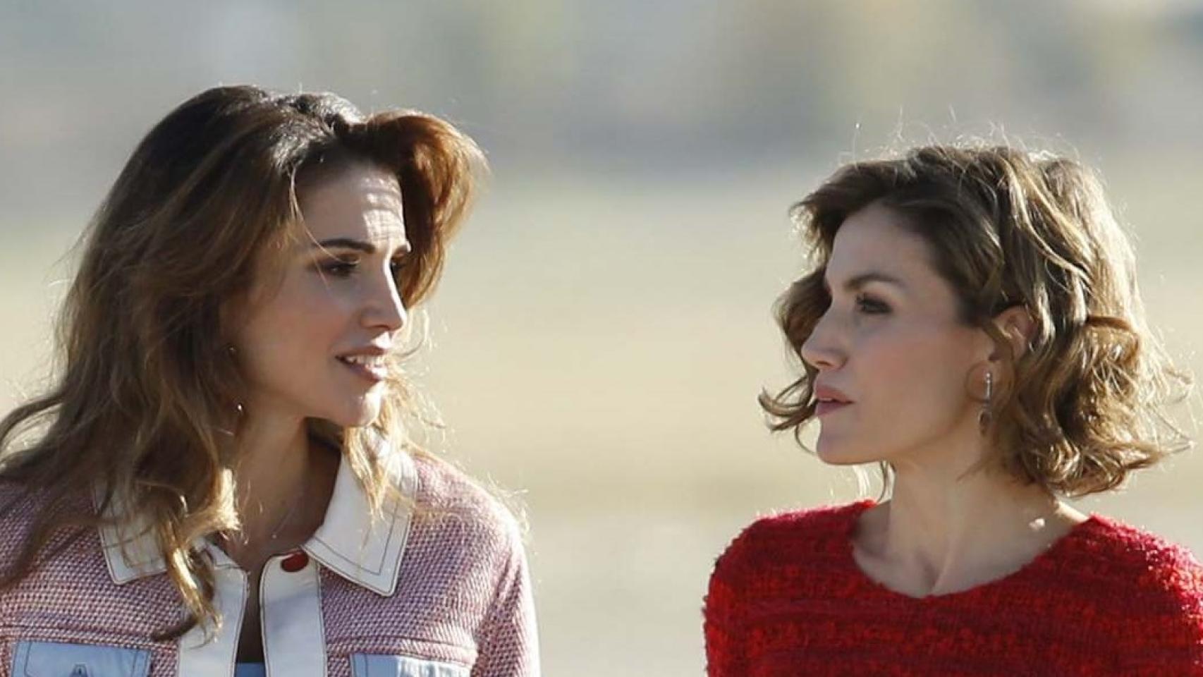 Rania conserva la larga melena y Letizia se ha ondulado la melena bob