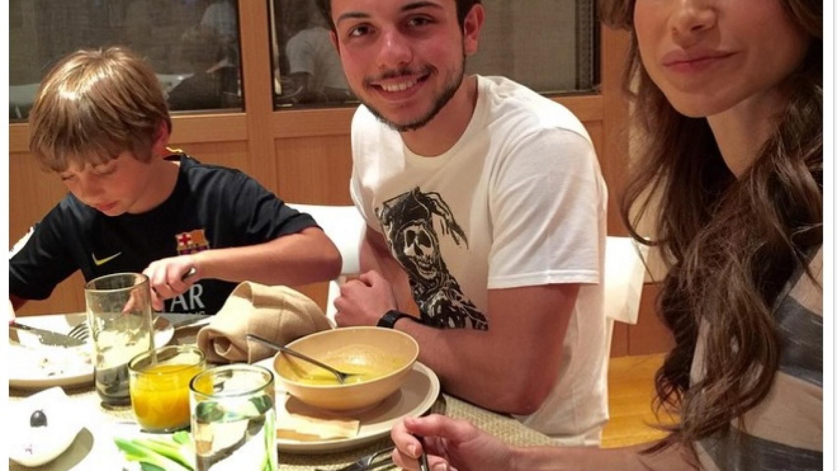 Rania con dos de sus hijos