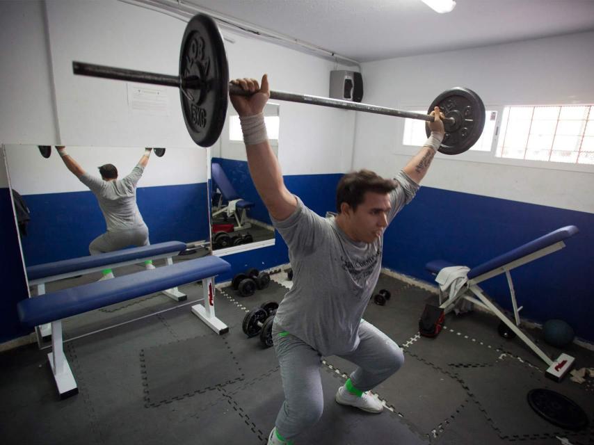Un vecino se entrena en el gimnasio 'Vencedores'.