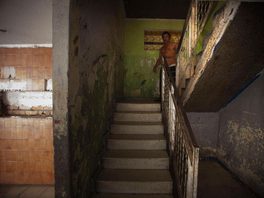 Interior de un bloque de la barriada de Las Vegas.