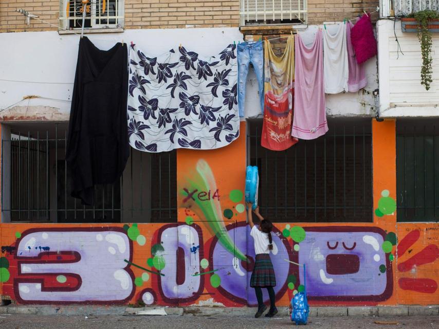 Ropa tendida en un bloque de las Tres Mil.