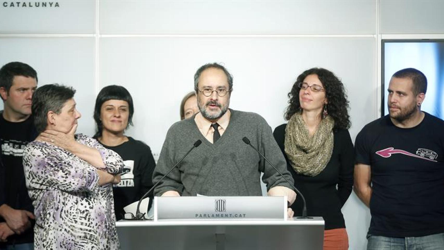 Antonio Baños, junto al resto de diputados de la CUP