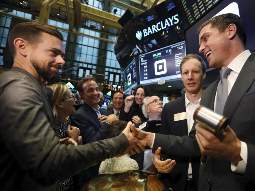 Dorsey saluda a un operador en la bolsa.