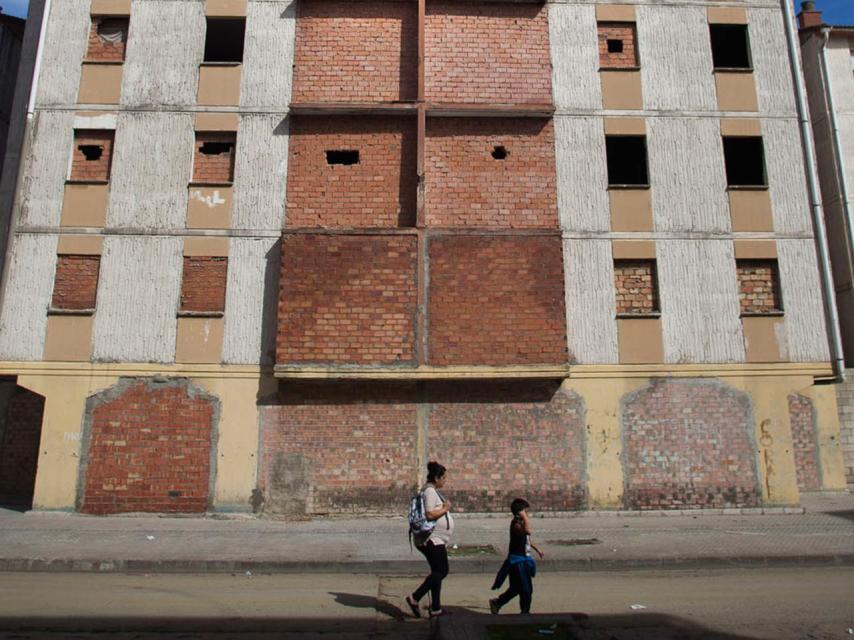 Un bloque de la barriada Martínez Montañés, conocida como 'Las Vegas'.