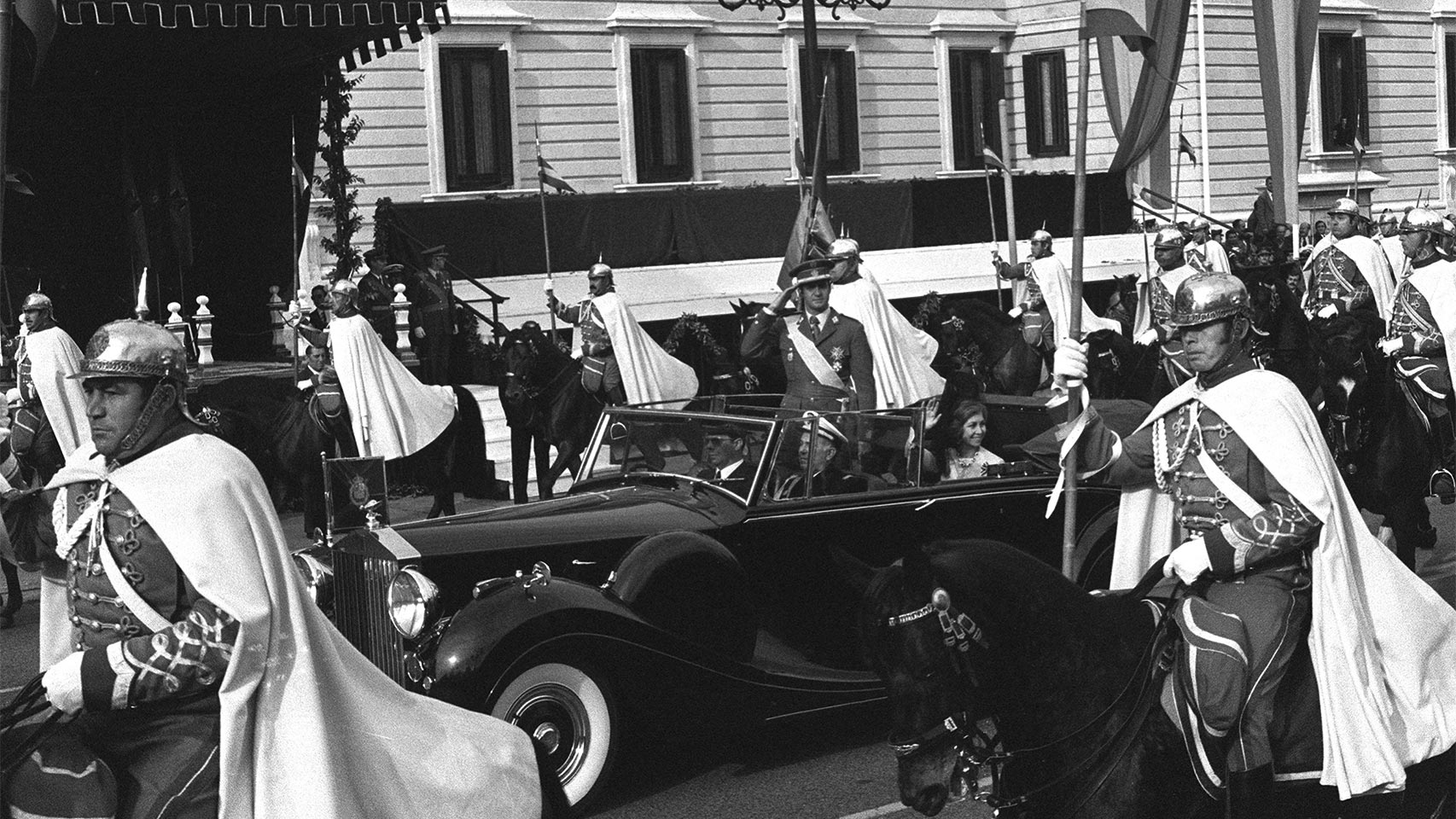 Comitiva real por las calles de Madrid tras celebrarse la misa de coronación.