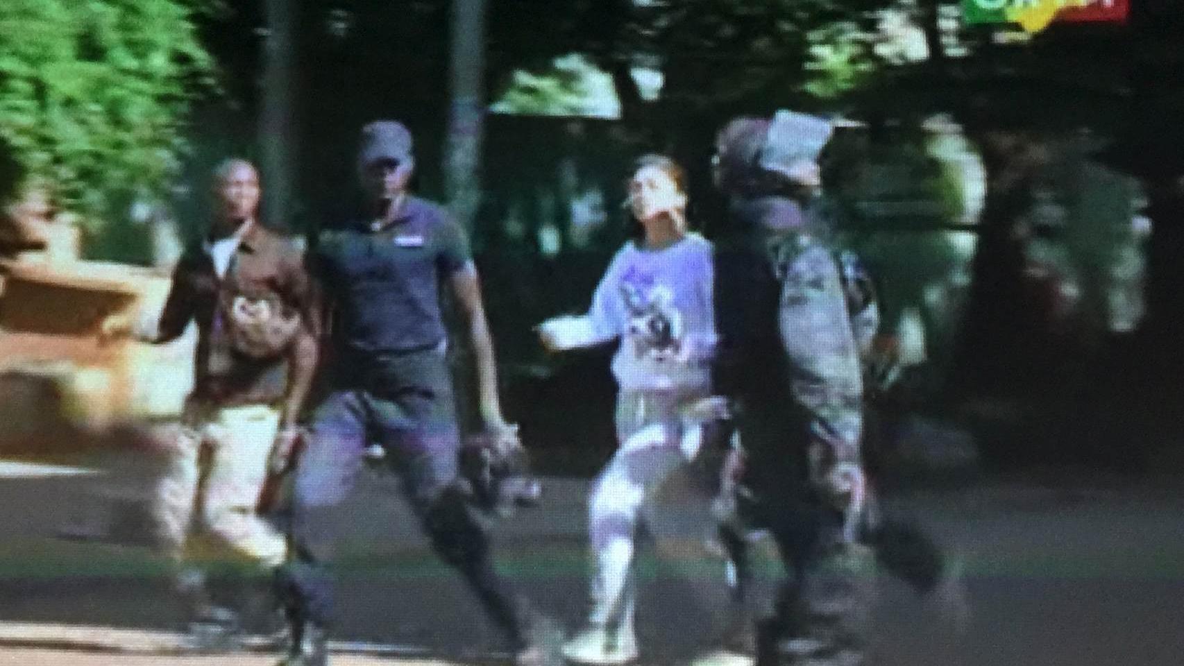 El momento de la liberación de varios rehenes según la TV de Mali.