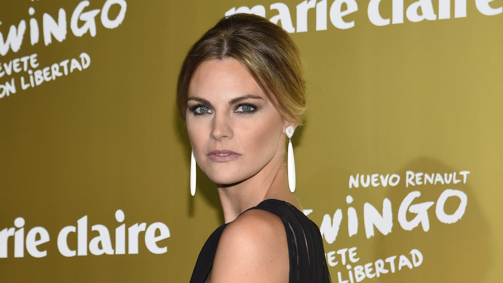 Amaia Salamanca entregaba el premio de icono fashion a Caroline de Maigret