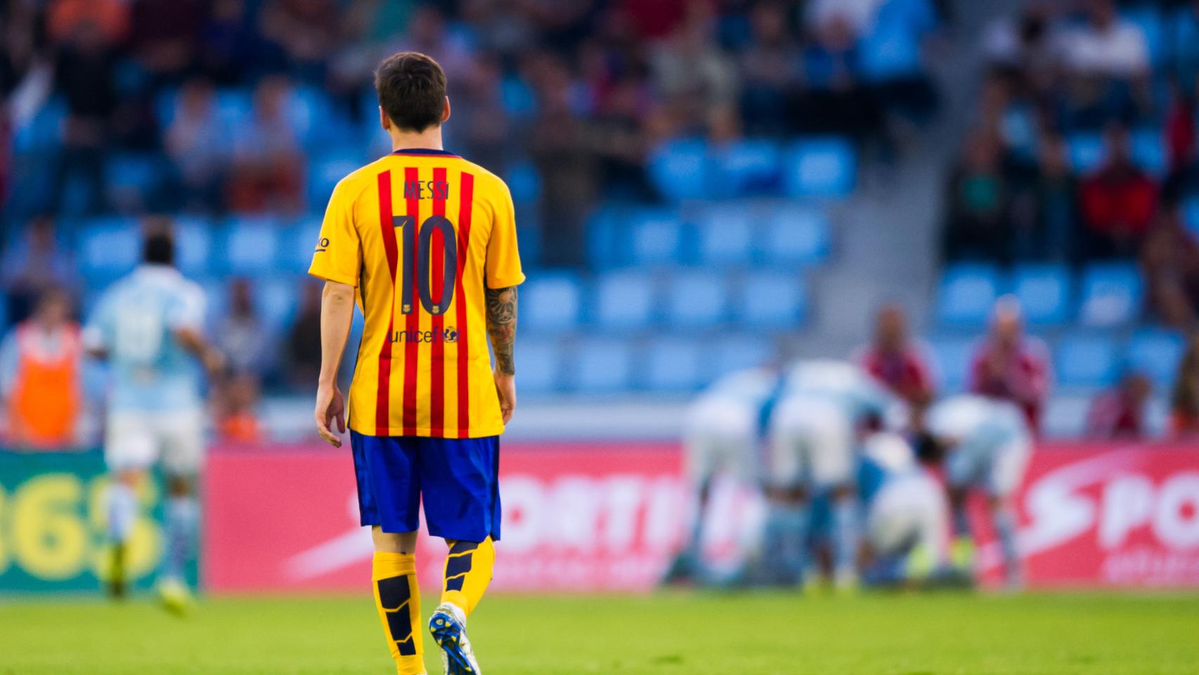 Messi caminando sobre el césped de Balaidos.
