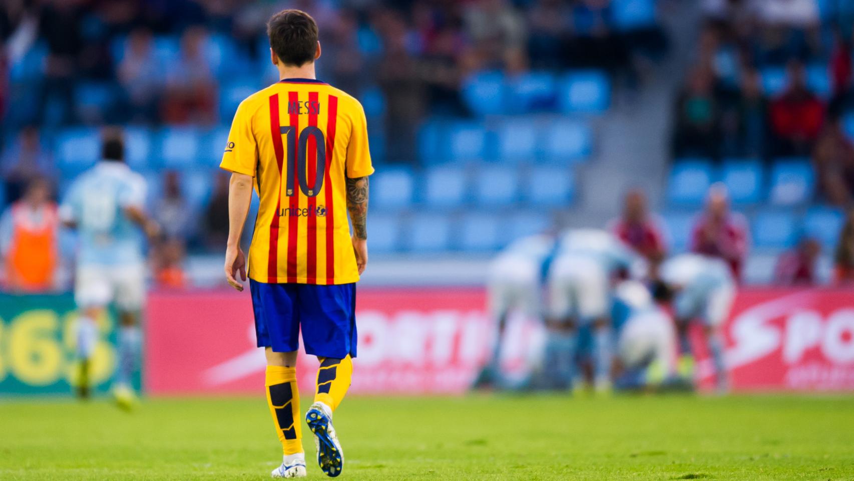 Messi caminando sobre el césped de Balaidos.