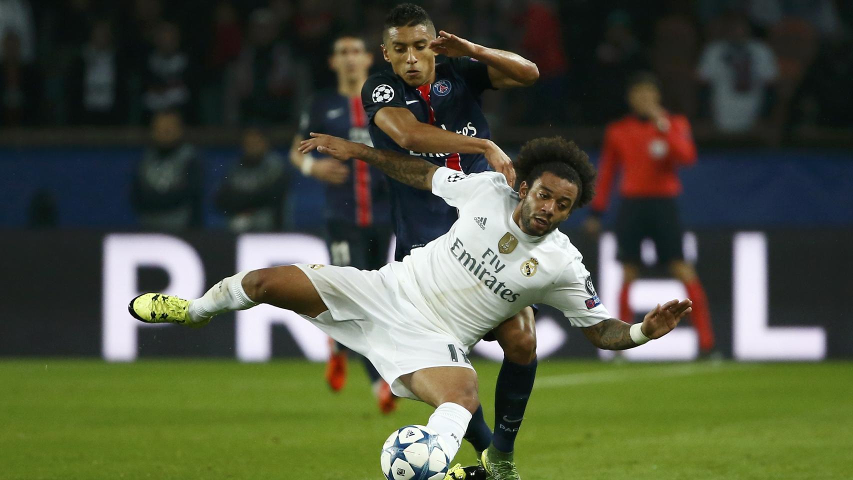 Marcelo controla la pelota ante Marquinhos durante el PSG-Real Madrid.