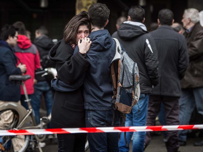 Una pareja se abraza a las puertas del Casa Nostra.