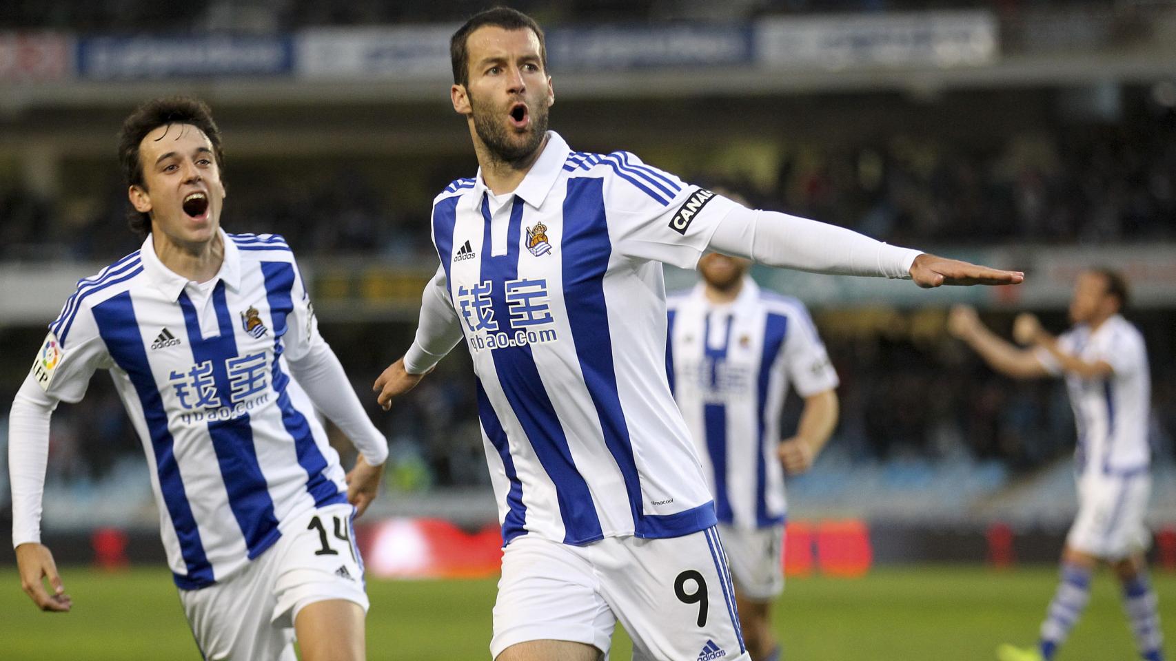 Imanol Agirretxe celebra un gol con la Real Sociedad