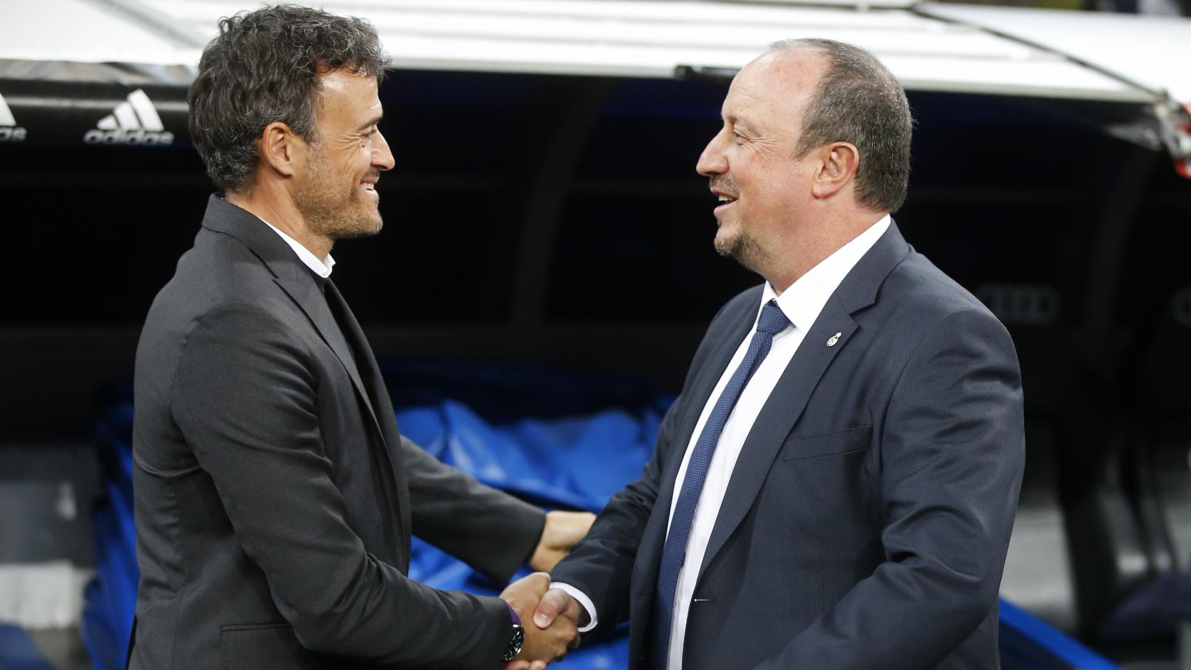 Luis Enrique y Rafa Benítez se saludan antes del Clásico.