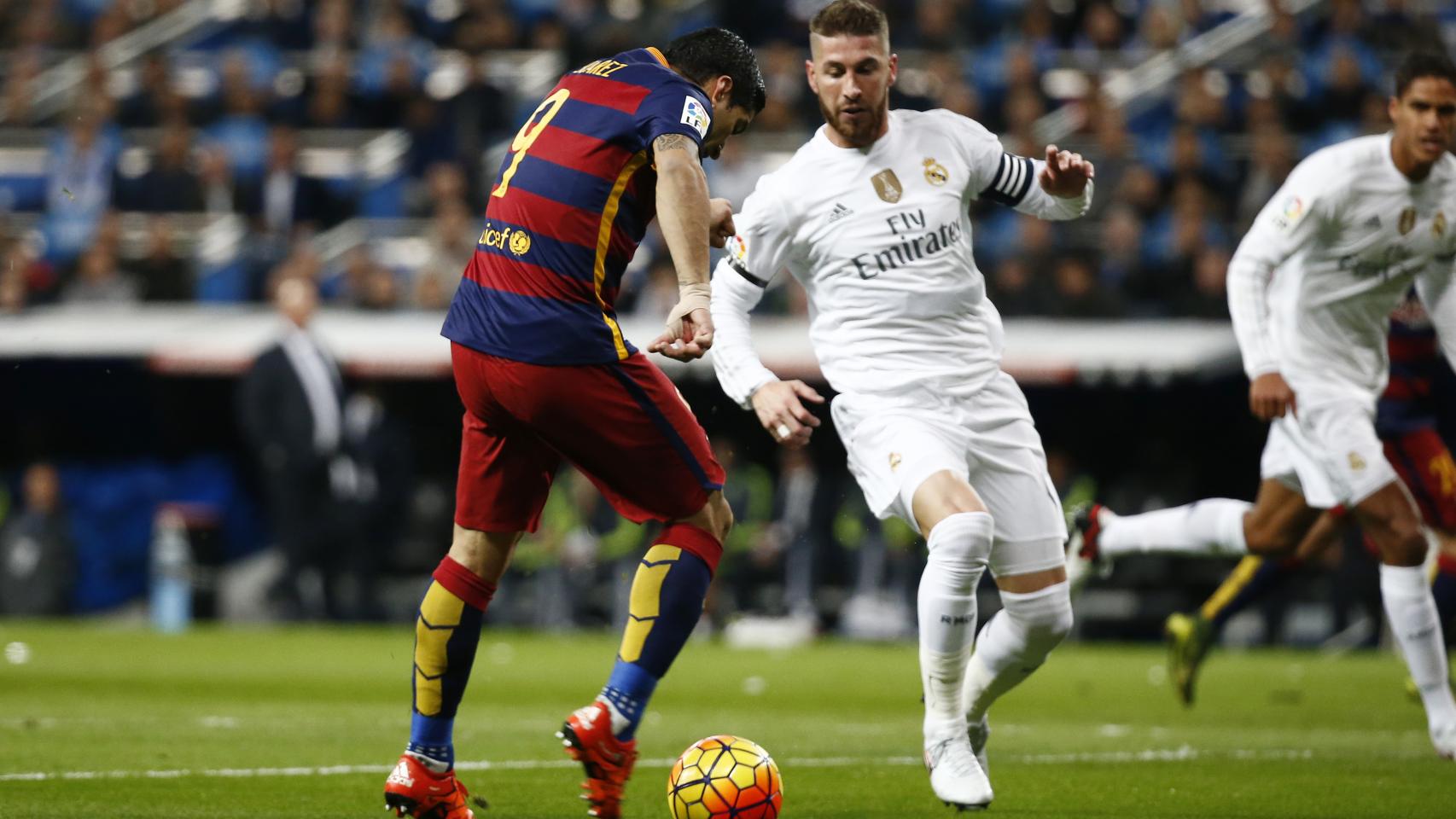 Luis Suárez remata ante Ramos para poner el 0-1 en el marcador.