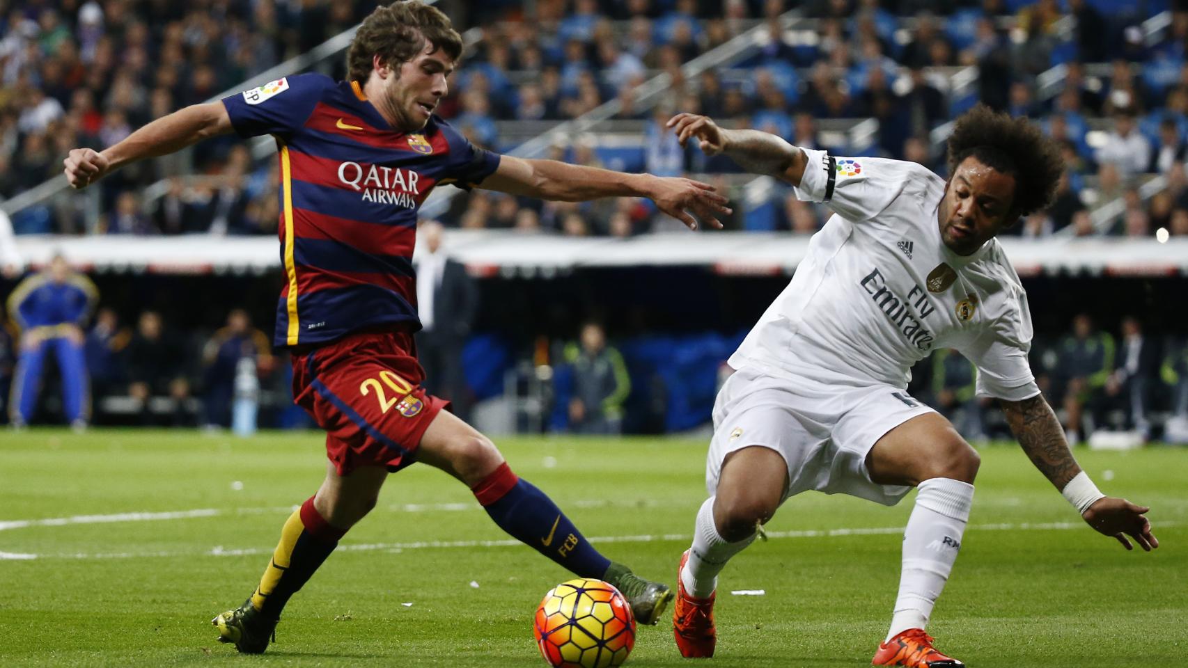 Sergi Roberto intenta chutar con Marcelo oponiéndose al lanzamiento.
