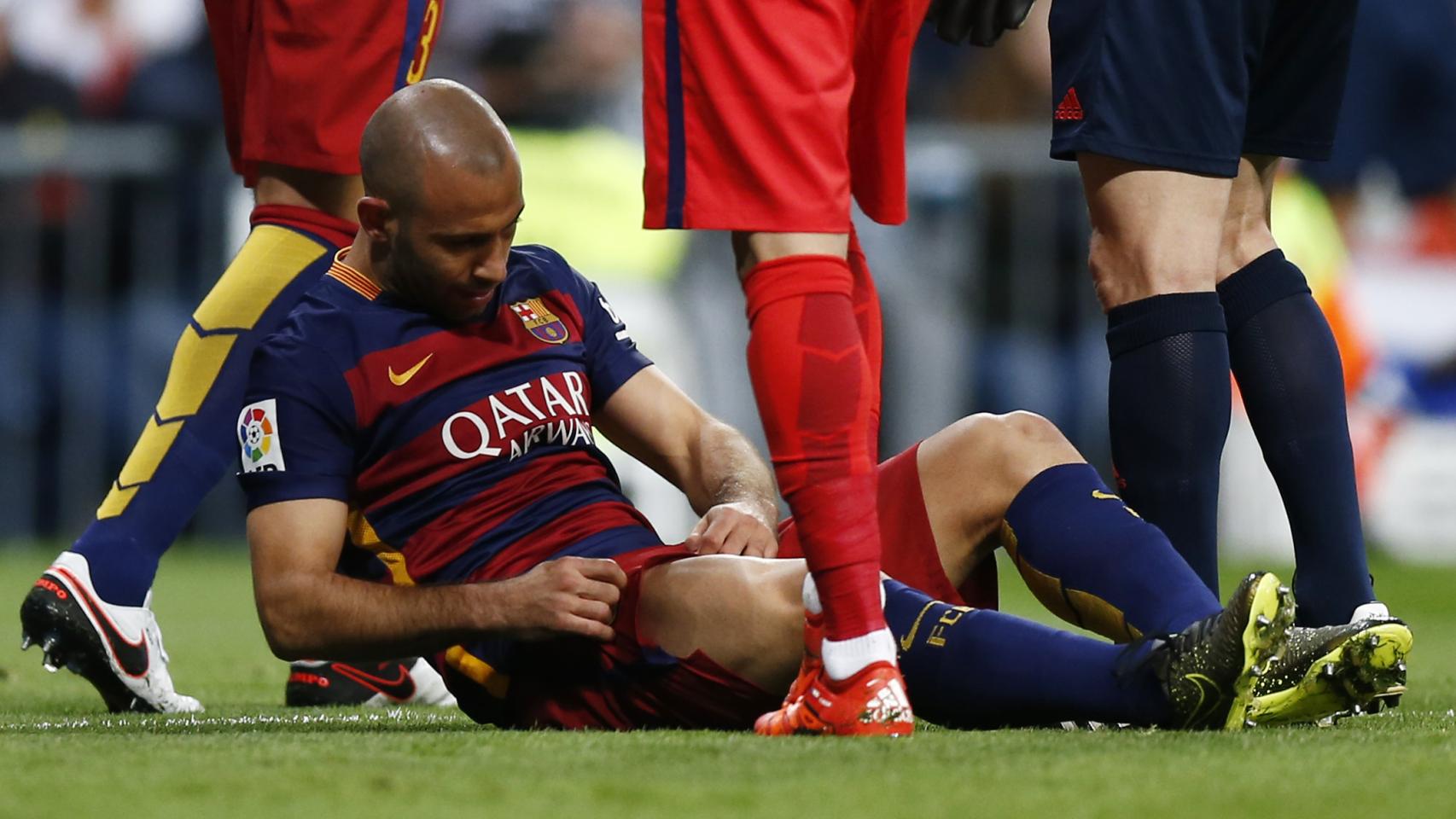 Mascherano se duele antes de retirarse lesionado.