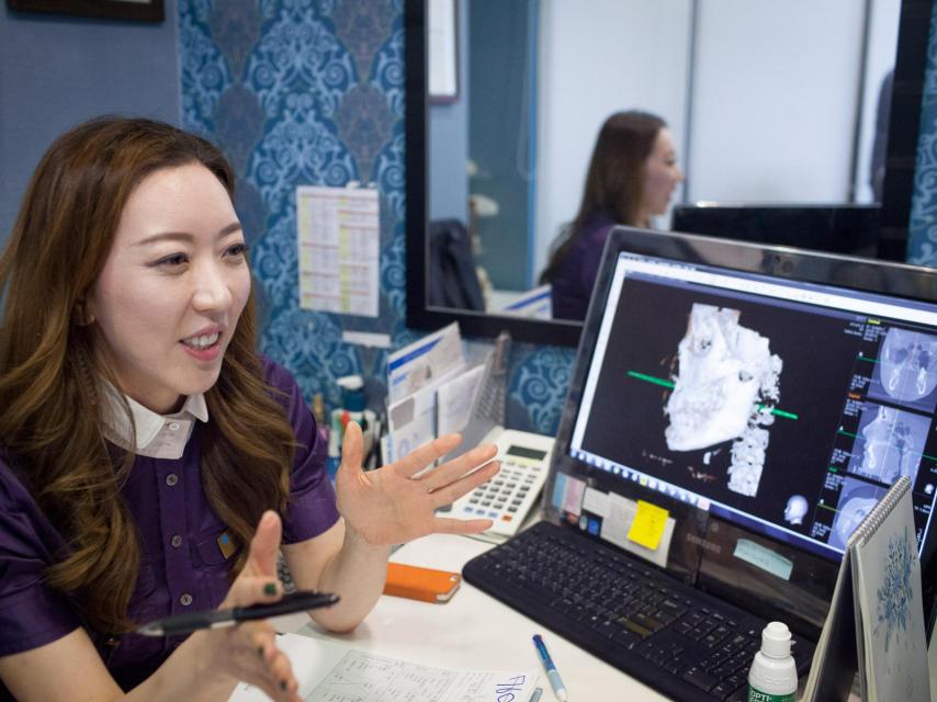 Una de las asesoras.