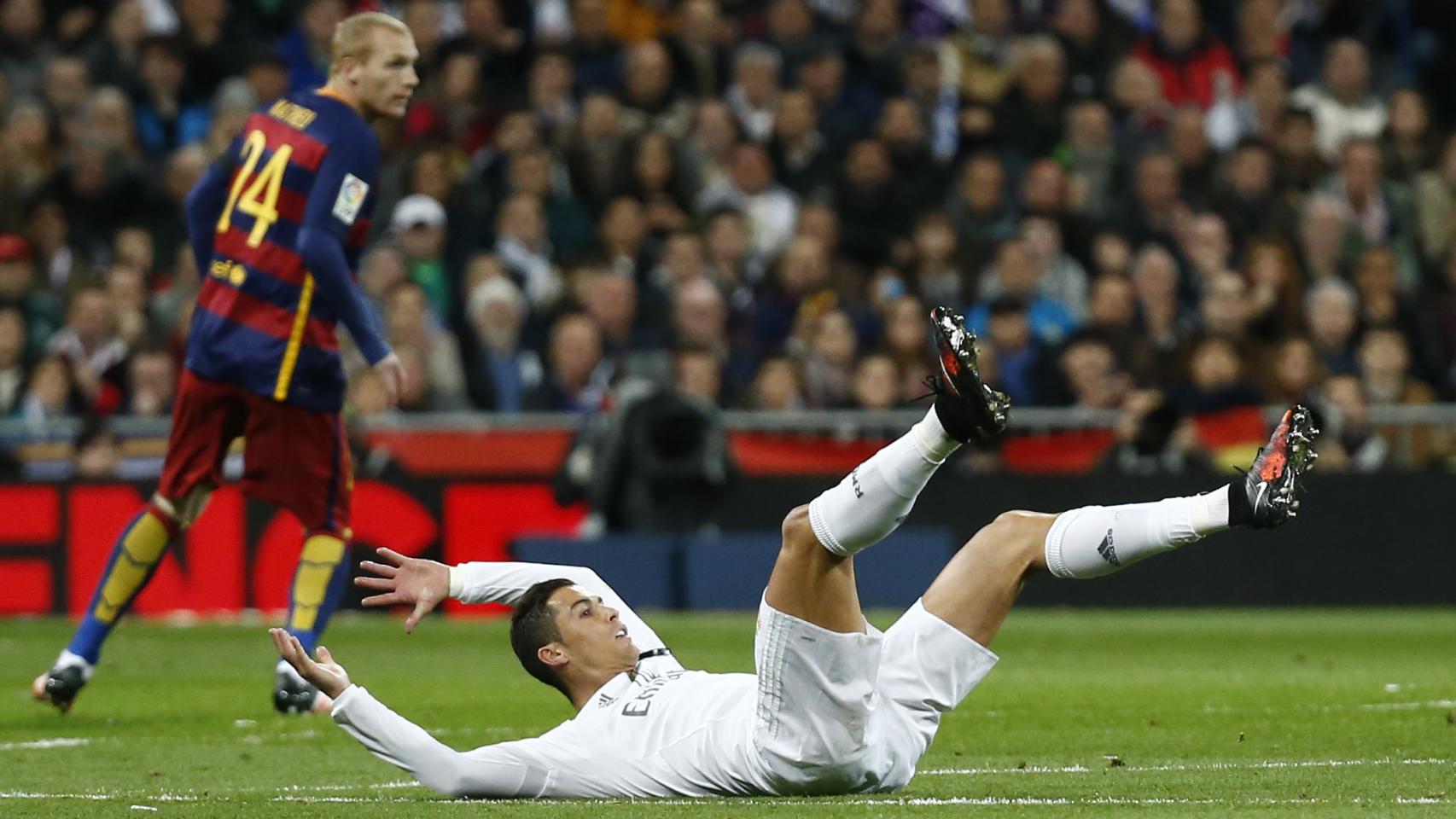 Cristiano Ronaldo reclama falta al colegiado Fernández Borbalán.