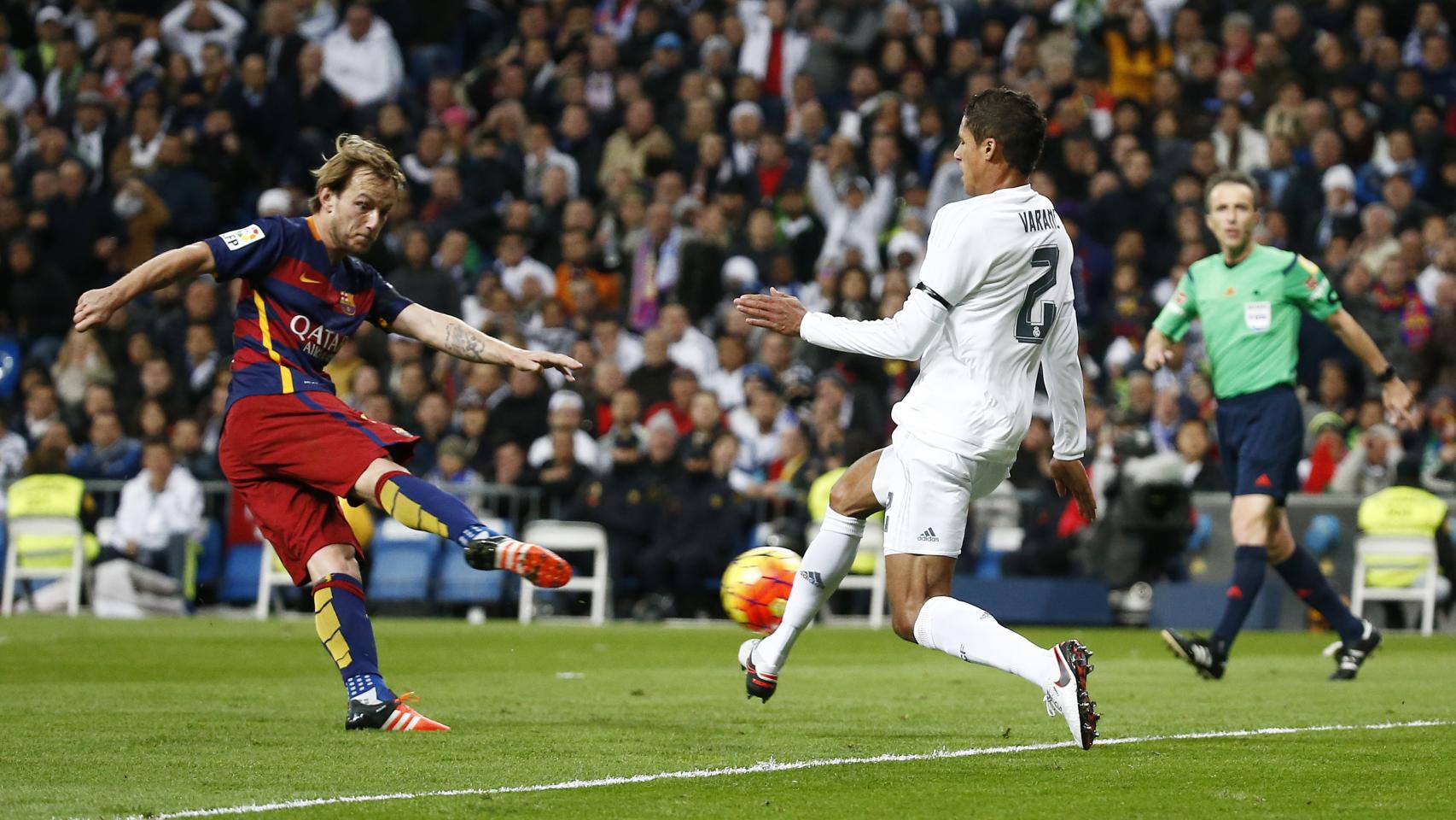 Rakitic dispara a portería con la oposición de Varane en la primera parte.