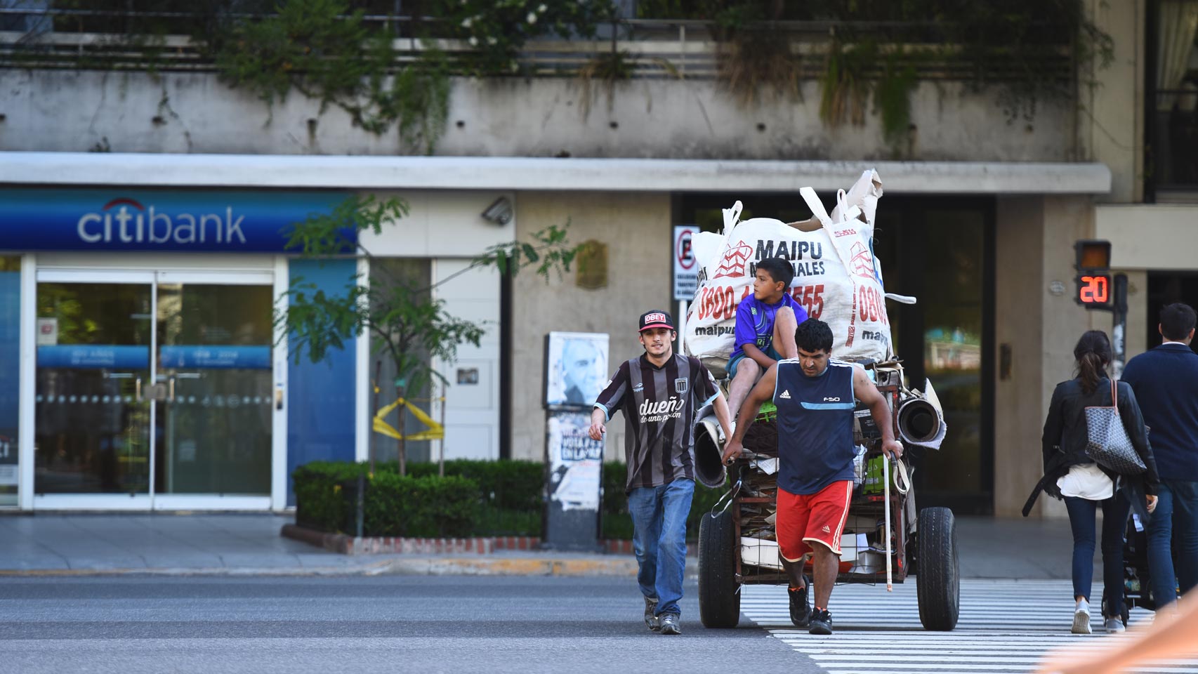 Cartoneros, frente a la residencia actual de Macri.