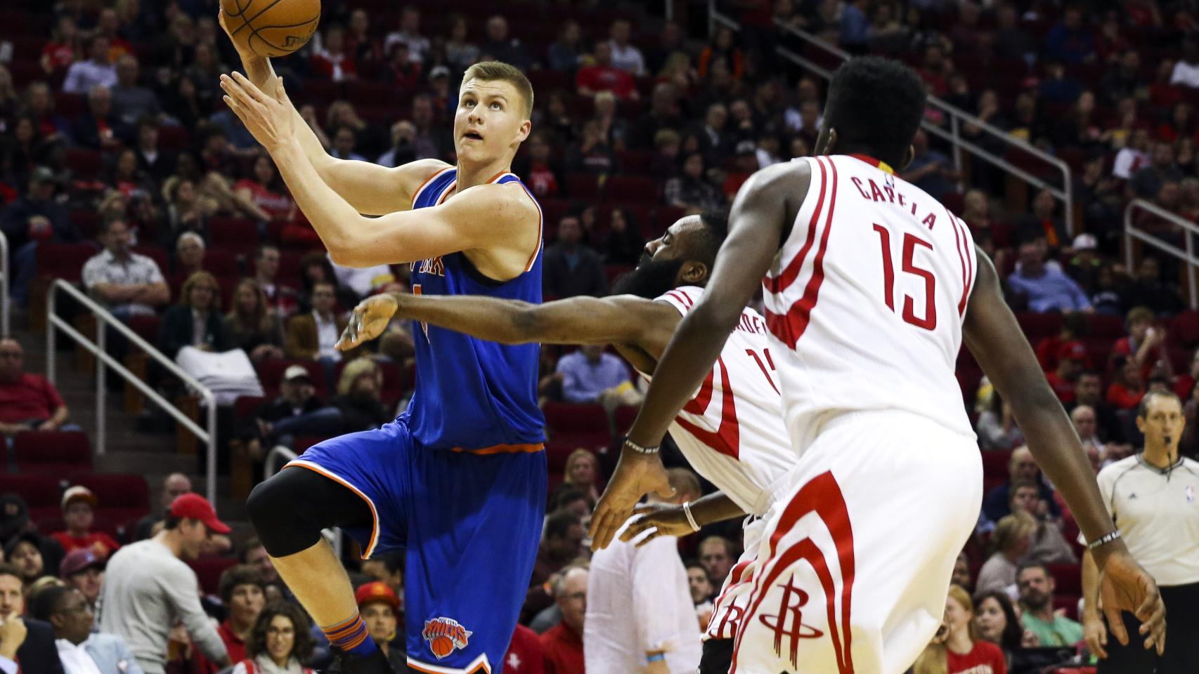 Kristaps Porzingis lanza durante el encuentro ante Houston Rockets.