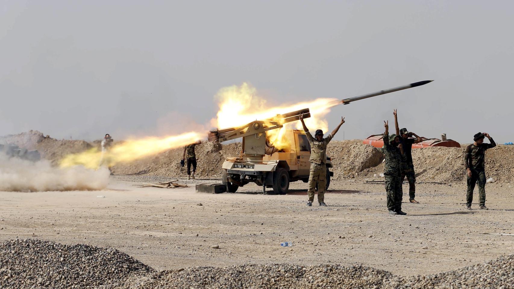 Combatientes chiítas disparando un cohete contra el EI en Baiji.