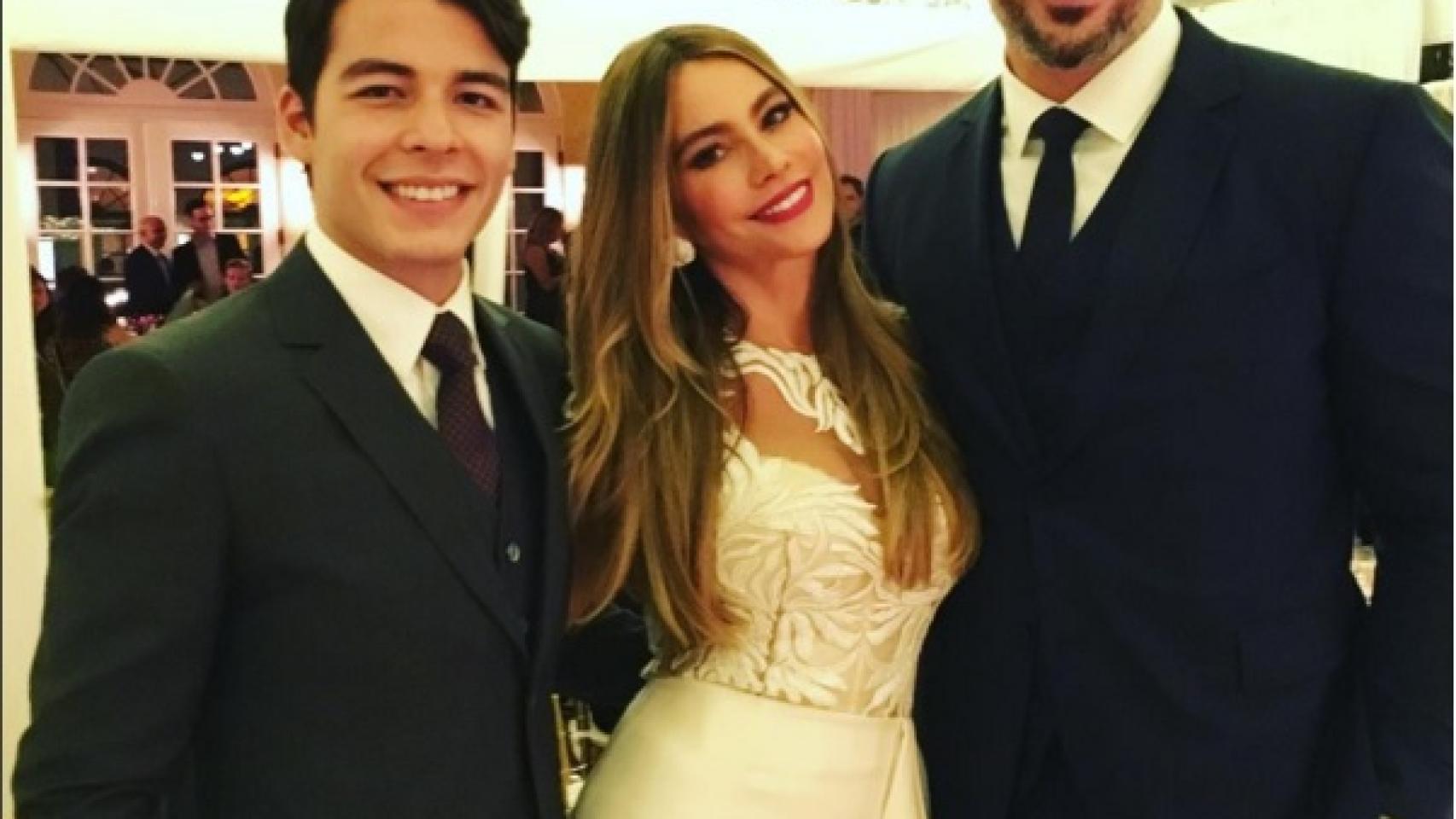 La feliz pareja posa con el hijo de Sofía