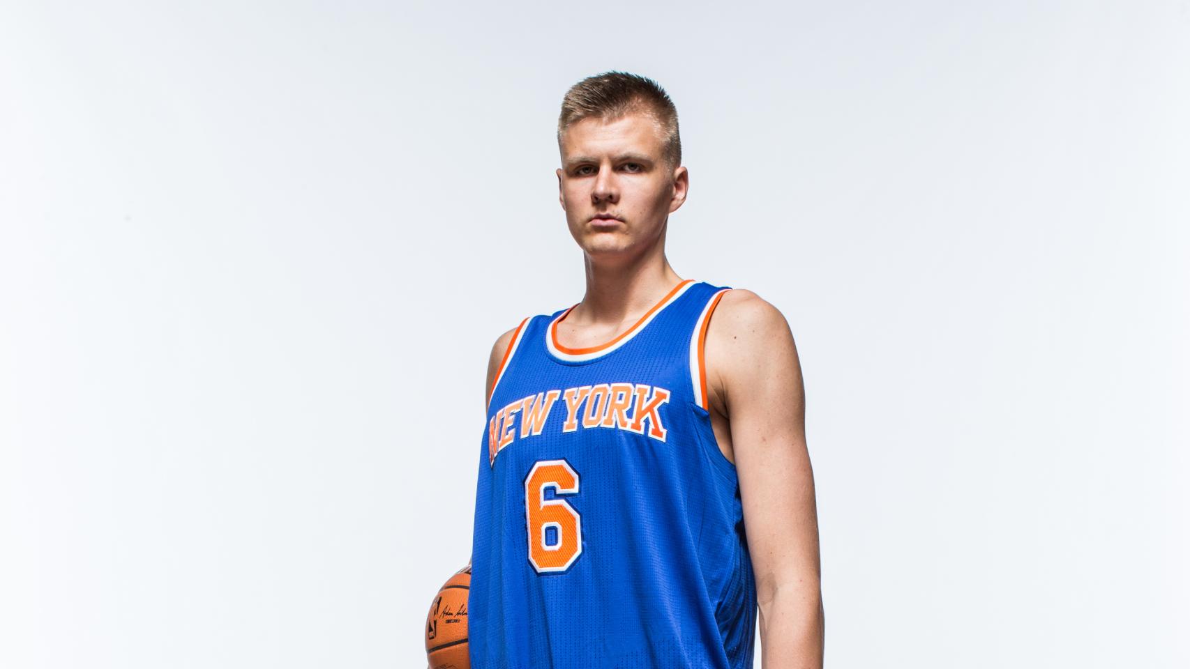 Kristaps Porzingis posa en actitud desafiante con la camiseta de los Knicks.
