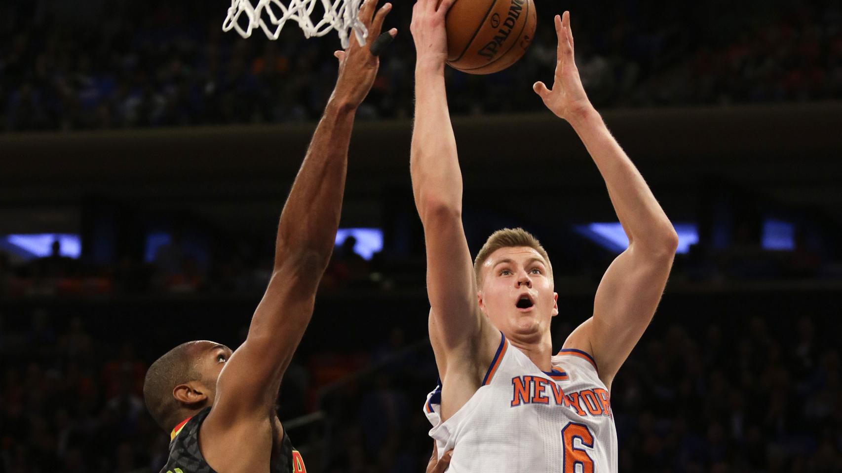 Kristaps Porzingis entra a canasta con la oposición de Al Horford.