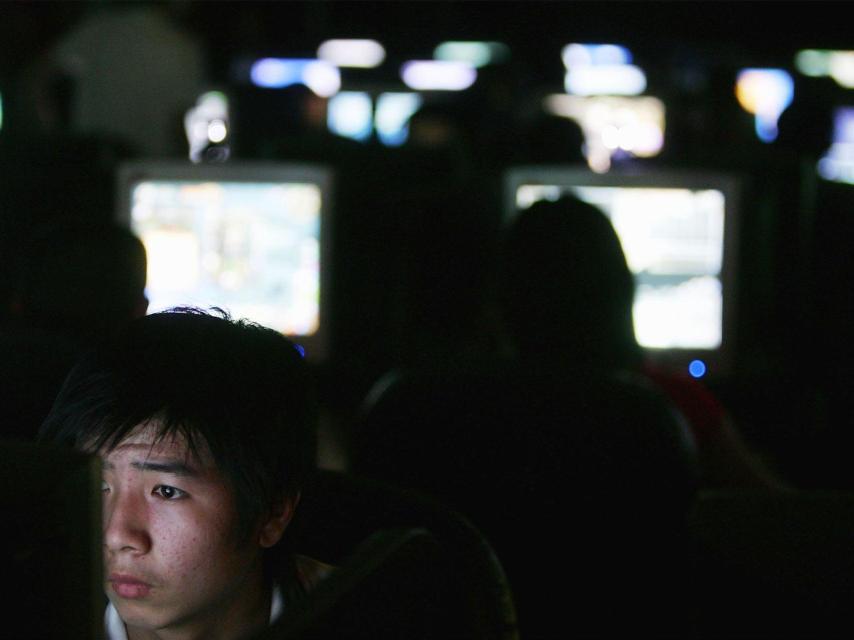 Jóvenes juegan en un cibercafé de China.