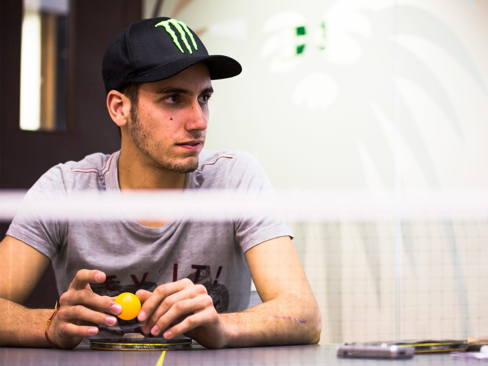 Álex Rins, durantela entrevista en la redacción de EL ESPAÑOL.